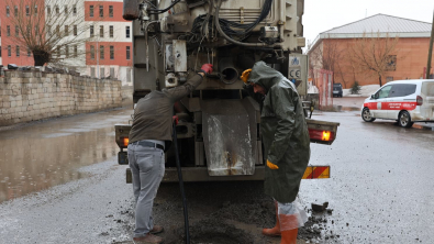 AĞRI BELEDİYESİ YOĞUN YAĞIŞLARA KARŞI SAHADA: TÜM EKİPLER SEFERBER EDİLDİ