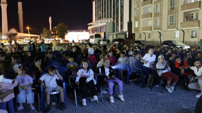 AĞRI BELEDİYESİ’NDEN AÇIK HAVA SİNEMASI ETKİNLİĞİNE YOĞUN İLGİ