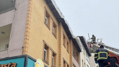 AĞRI BELEDİYESİ’NDEN BUZ SARKITI VE ÇATI KARLARINA KARŞI KOORDİNELİ MÜDAHALE