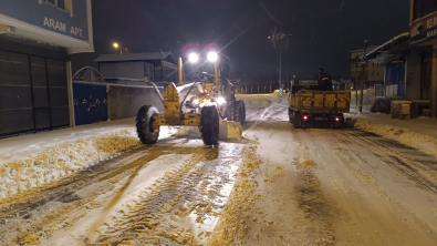 AĞRI’DA KAR YAĞIŞINA KARŞI BELEDİYE EKİPLERİ SAHADA