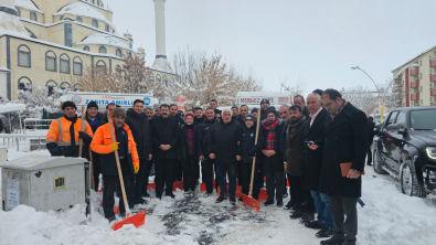 AĞRI’DA YOĞUN KAR YAĞIŞINA KARŞI ARALIKSIZ ÇALIŞMA