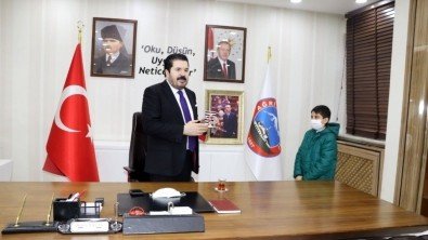 Ağrılı Yiğit, kumbarasındaki parayı kampanyaya bağışladı