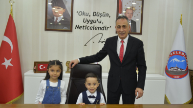 Başkan Karadoğan 23 Nisan'da Makamını Öğrencilere bıraktı.