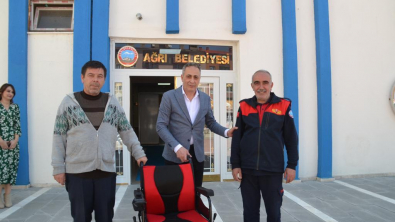 Başkan Karadoğan'dan Engelli Bireye Tekerlekli Sandalye