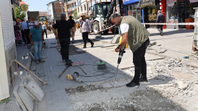 CUMHURİYET CADDESİ’NDE ZEMİN ONARIM ÇALIŞMALARI BAŞLADI