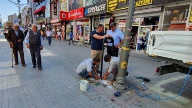Cumhuriyet Caddesi'ne çöp kutuları bırakıldı