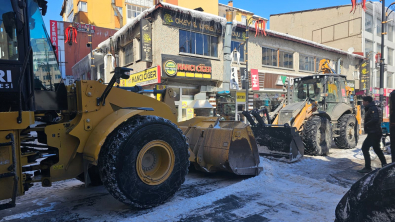 KENT GENELİNDE KAR TEMİZLEME VE TUZLAMA ÇALIŞMALARI SÜRÜYOR