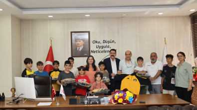 OĞULOBA SPOR KULÜBÜ ÖĞRENCİLERİNE AĞRI BELEDİYESİNDEN FORMA VE ÇANTA DESTEĞİ