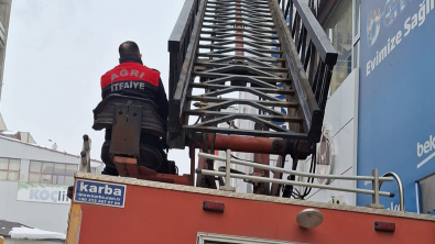 SAÇAKLARDA OLUŞAN BUZ SARKITLARINA MÜDAHALE EDİLDİ