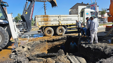 YENİ VAN CADDESİNDEKİ SU ARIZASI ONARILDI