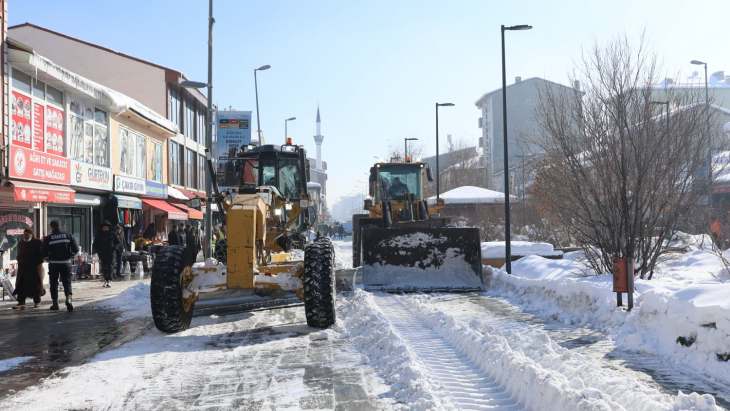 AĞRI BELEDİYESİ EKİPLERİ KARLA MÜCADELE ÇALIŞMALARINI ARALIKSIZ SÜRDÜRÜYOR
