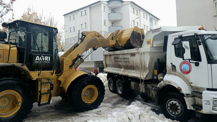 AĞRI BELEDİYESİ EKİPLERİ YOĞUN KAR VE YAĞMURA KARŞI SAHADA ÇALIŞMALARINI SÜRDÜRÜYOR