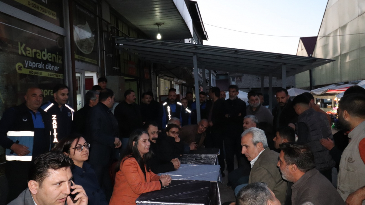 AĞRI BELEDİYESİ EŞ BAŞKANLARI PAZAR ESNAFIYLA BULUŞTU