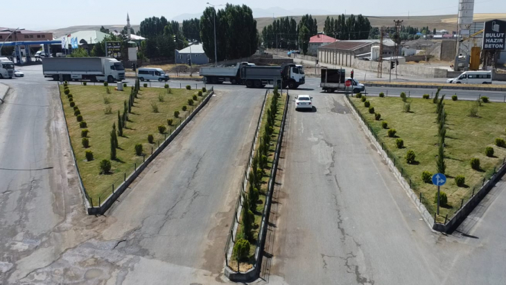 AĞRI BELEDİYESİ KENT GENELİNDE KALDIRIM VE YOL DÜZENLEMELERİNİ SÜRDÜRÜYOR