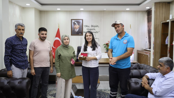 AĞRI BELEDİYESİ TEMİZLİK İŞLERİ EMEKÇİSİNDEN ÖRNEK DAVRANIŞ