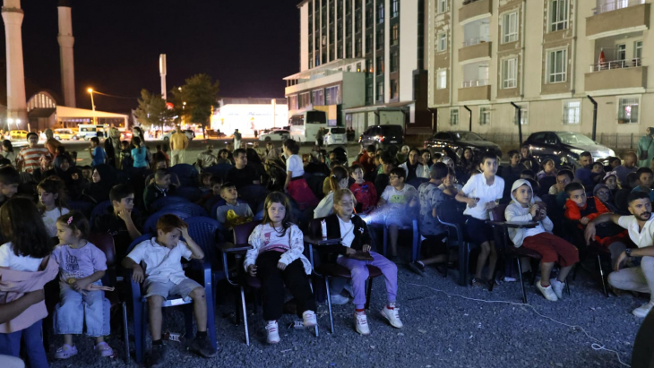 AĞRI BELEDİYESİ’NDEN AÇIK HAVA SİNEMASI ETKİNLİĞİNE YOĞUN İLGİ