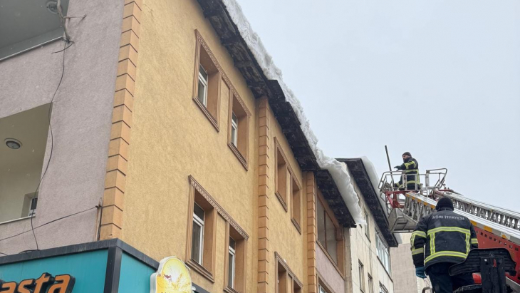 AĞRI BELEDİYESİ’NDEN BUZ SARKITI VE ÇATI KARLARINA KARŞI KOORDİNELİ MÜDAHALE