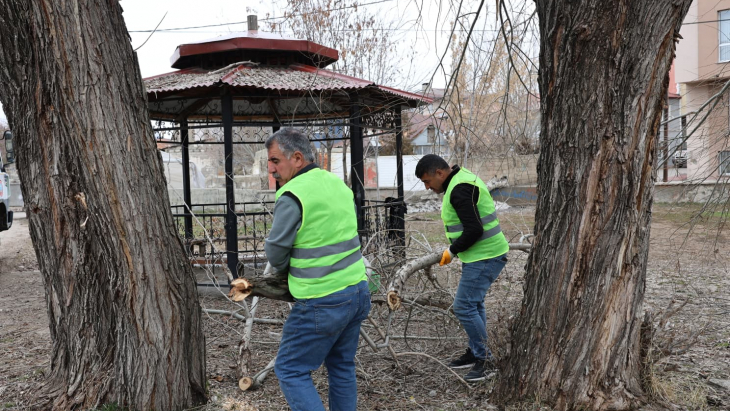 AĞRI BELEDİYESİ’NDEN PARK VE YEŞİL ALANLARDA BAKIM VE YENİLEME