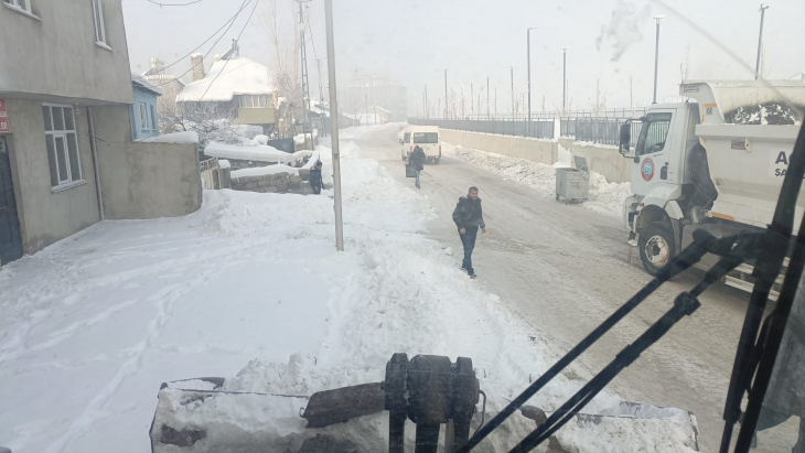 Ağrı Belediyesi’nden Taziye Evleri Önünde Kar Temizleme Çalışması