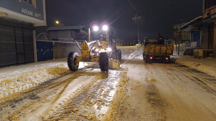 AĞRI’DA KAR YAĞIŞINA KARŞI BELEDİYE EKİPLERİ SAHADA