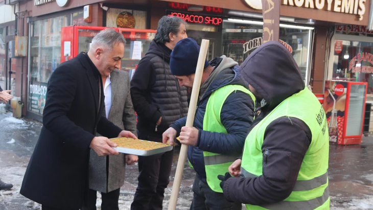 Başkan Karadoğan; Soğuk Havada Çalışan Personeline Tatlı İkramında bulundu