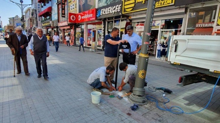 Cumhuriyet Caddesi'ne çöp kutuları bırakıldı