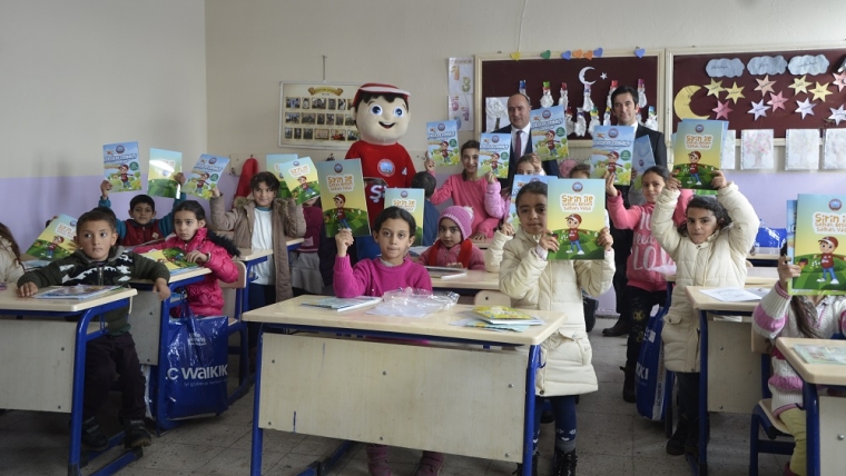 Ağrı Belediyesi’nden öğrencilere karne hediyesi