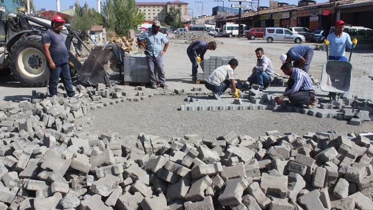 Sanayi sitesinde parke taşı çalışması