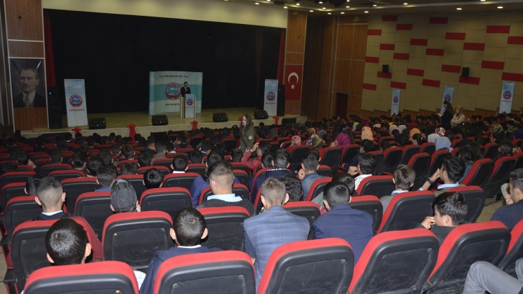 Gelecek Gençlerle Başlar konferansının 4’üncüsü gerçekleşti