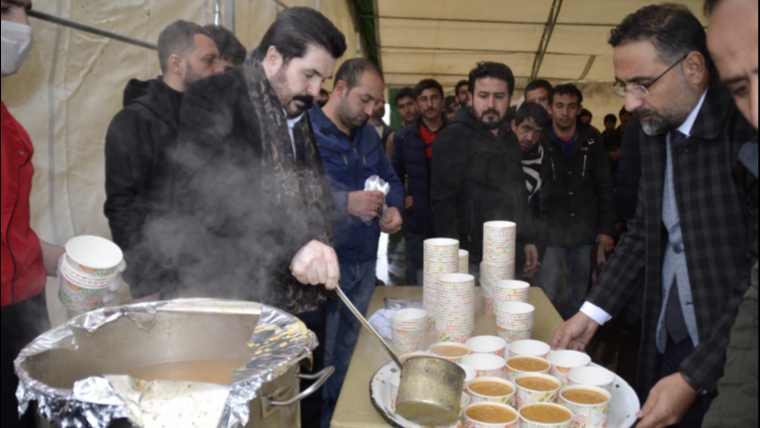 Başkan Sayan Göçmenlere çadır kurdu, sıcak çorba dağıttı