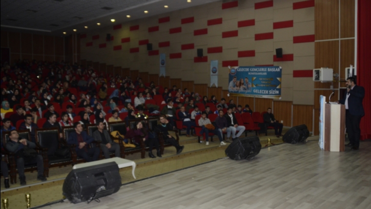 7. Gelecek Gençlerle Başlar konferansı yapıldı