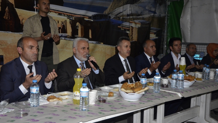 Vali Elban, iftar çadırında vatandaşlarla birlikte orucunu açtı.