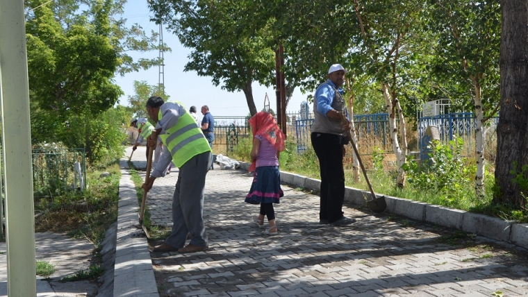 Mezarlıklarda Bayram Temizliği