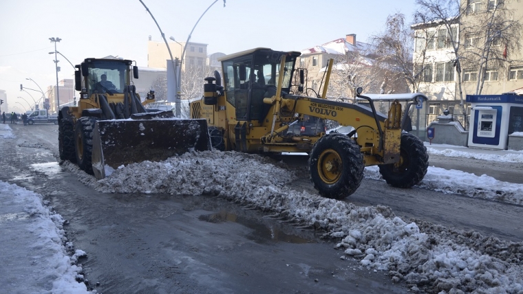 Ağrı Belediyesi’nden karla mücadele çalışması