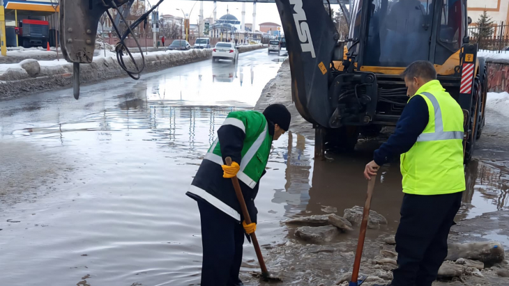 KAR ERİMESİNE KARŞI SAHADA MÜDAHALE SÜRÜYOR