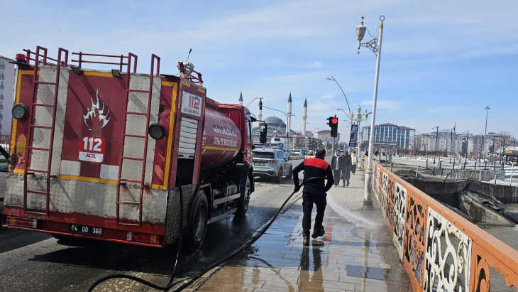 KENT GENELİNDE YOL VE KALDIRIM YIKAMA ÇALIŞMALARI SÜRÜYOR