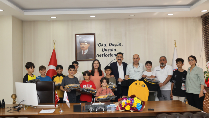 OĞULOBA SPOR KULÜBÜ ÖĞRENCİLERİNE AĞRI BELEDİYESİNDEN FORMA VE ÇANTA DESTEĞİ