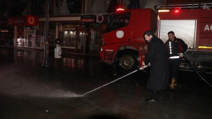 Savcı Sayan Koronavirüs dolayısıyla İtfaiye Hortumunu eline aldı Ağrı sokaklarını Yıkadı