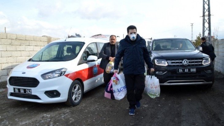 Savcı Sayan'dan korona virüs nedeniyle dışarıya çıkamayan ihtiyaç sahiplerine yardım