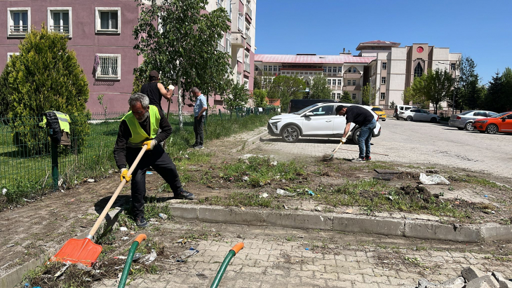 YAYA TEMİZLİK EKİPLERİMİZ KALDIRIMLARI TEMİZLİYOR