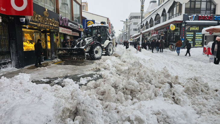 YOĞUN KAR YAĞIŞI SONRASI ANA CADDELER ULAŞIMA AÇILDI