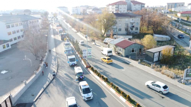 AĞRI BELEDİYESİ YENİ HİZMET ARAÇLARINI KONVOY GEÇİŞİYLE HALKA TANITTI
