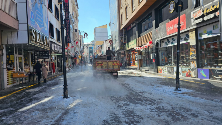 KENT GENELİNDE KAR TEMİZLEME VE TUZLAMA ÇALIŞMALARI SÜRÜYOR