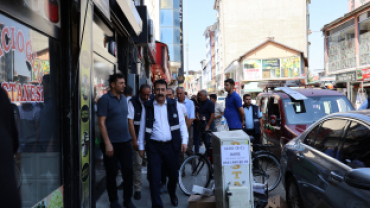 AĞRI BELEDİYE EŞBAŞKANI MEMET AKKUŞ ZABITA EKİPLERİ VE MECLİS ÜYELERİYLE SAHADA