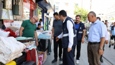 AĞRI BELEDİYE EŞBAŞKANI MEMET AKKUŞ ZABITA EKİPLERİ VE MECLİS ÜYELERİYLE SAHADA