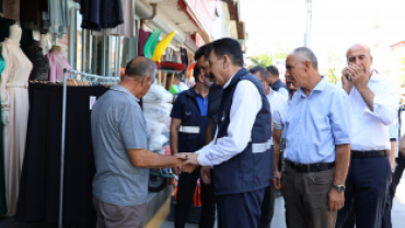 AĞRI BELEDİYE EŞBAŞKANI MEMET AKKUŞ ZABITA EKİPLERİ VE MECLİS ÜYELERİYLE SAHADA