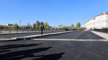 FIRAT VE FEVZİ ÇAKMAK MAHALLELERİNİ BİRLEŞTİREN KÖPRÜ ASFALTLANARAK HALKIN HİZMETİNE SUNULDU