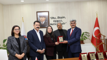 AĞRI BELEDİYESİ TEMİZLİK İŞLERİ MÜDÜRLÜĞÜ’NE ÖZVERİLİ ÇALIŞMALARI NEDENİYLE PLAKET TAKDİM EDİLDİ