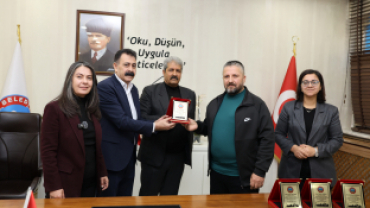 AĞRI BELEDİYESİ TEMİZLİK İŞLERİ MÜDÜRLÜĞÜ’NE ÖZVERİLİ ÇALIŞMALARI NEDENİYLE PLAKET TAKDİM EDİLDİ