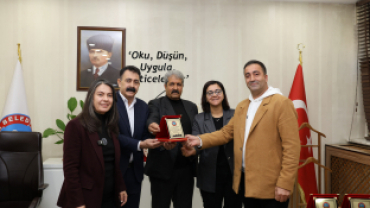 AĞRI BELEDİYESİ TEMİZLİK İŞLERİ MÜDÜRLÜĞÜ’NE ÖZVERİLİ ÇALIŞMALARI NEDENİYLE PLAKET TAKDİM EDİLDİ